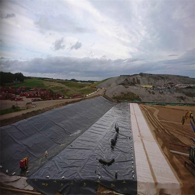 **Полная гидроизоляция рыбоводного пруда HDPE геомембраной — окончательное решение проблем утечек воды и потерь удобрений**