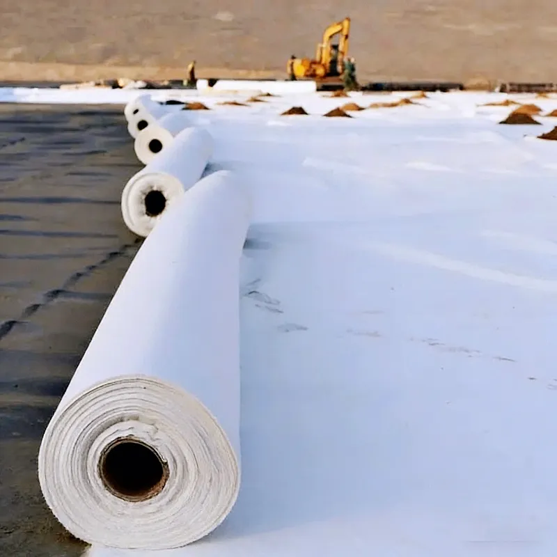 Коротковолокнистый иглопробивной геотекстиль белого цвета для ландшафтного дизайна, защиты откосов, пылеподавления и ухода за дорогами от производителя
