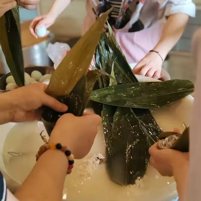 Аромат рисовых клецок передает привязанность и пожелания мира и здоровья. ООО Шаньдун Лунсинь Геосинтетика Желаю всем сотрудникам счастливого и здорового Фестиваля лодок-драконов.