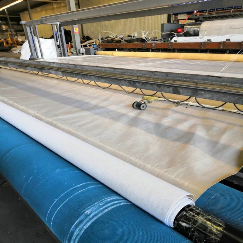 Производитель композитной геомембраны типа «два слоя геотекстиля и один слой мембраны» для регулирования русел рек и противофильтрационной защиты водоёмов