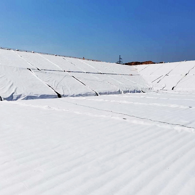 Производитель композитной геомембраны типа «два слоя геотекстиля и один слой мембраны» для регулирования русел рек и противофильтрационной защиты водоёмов