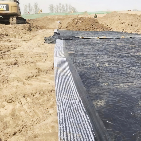 Композитный бентонитовый мат для противофильтрационной изоляции водохранилищ
