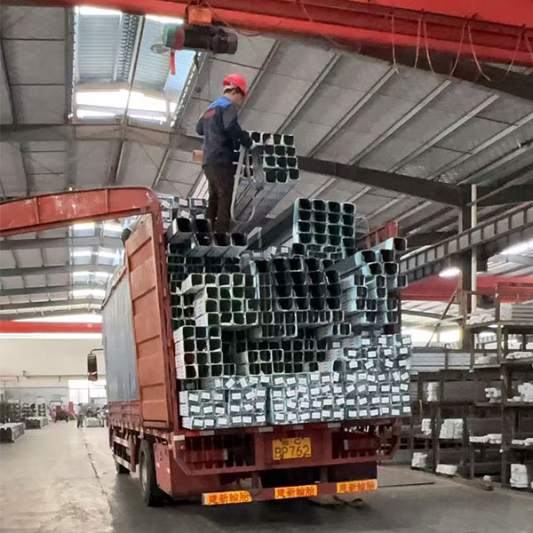 Компания Fude Aluminum успешно отгрузила партию алюминиевых квадратных труб и раковин из алюминиевого сплава, обеспечив эффективное выполнение контракта и удовлетворение потребностей проекта.