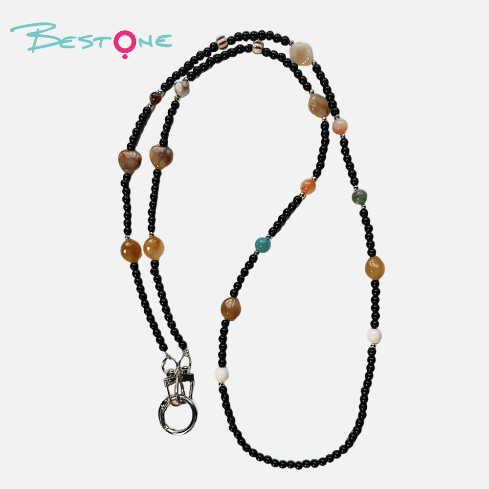 Ремешок для телефона из чёрных акриловых бусин и разноцветных фигурных элементов — 120 см