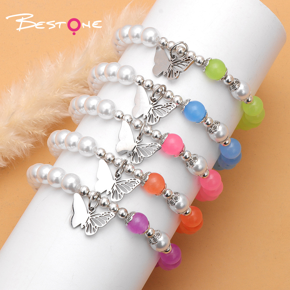 Браслет с подвеской «Бабочка» из бусин 8 мм и декоративного жемчуга, с серебристими бусинами, на эластичной нити