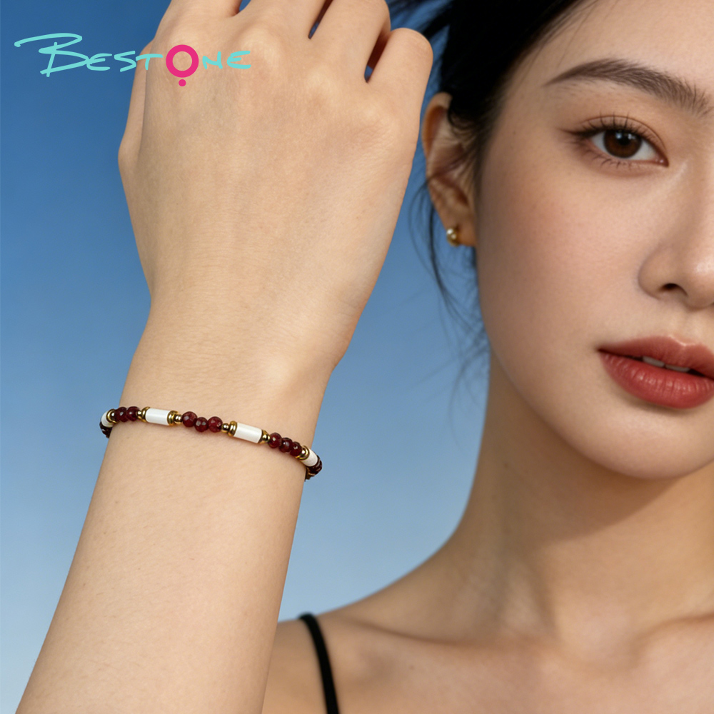 Браслет с гранёными бусинами 3 мм и керамическими цилиндрами, позолоченная фурнитура, регулируемая длина