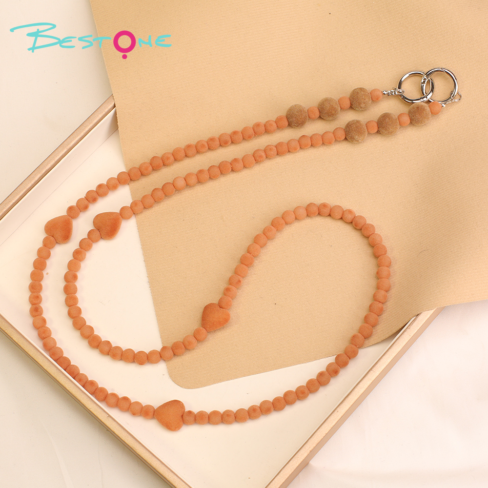 Телефонный ремешок через плечо с вязанными бусинами и мягкими сердечками – 120 см