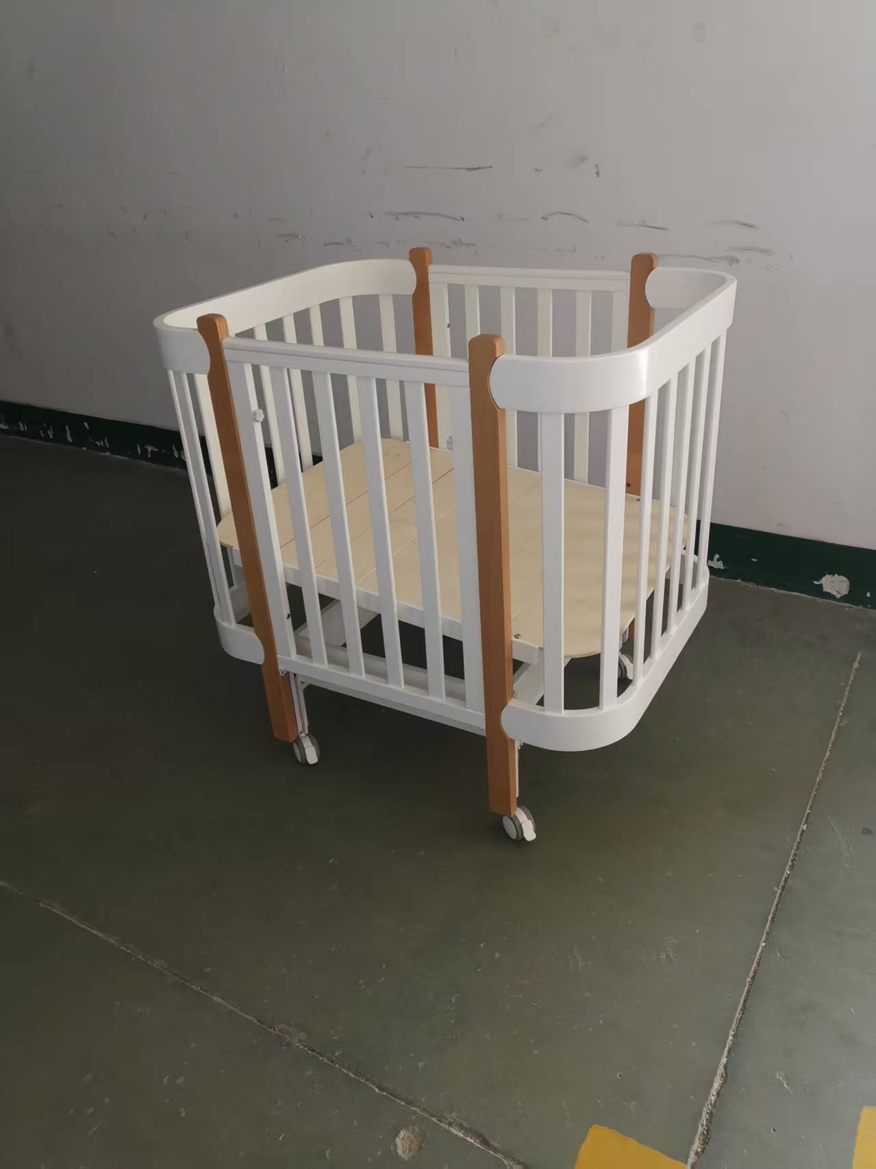 Детская кроватка из натурального дерева, 140*70cm большого размера, многофункциональная, с возможностью укачивания и трансформации в детский кровать. Ограниченное количество на складе.