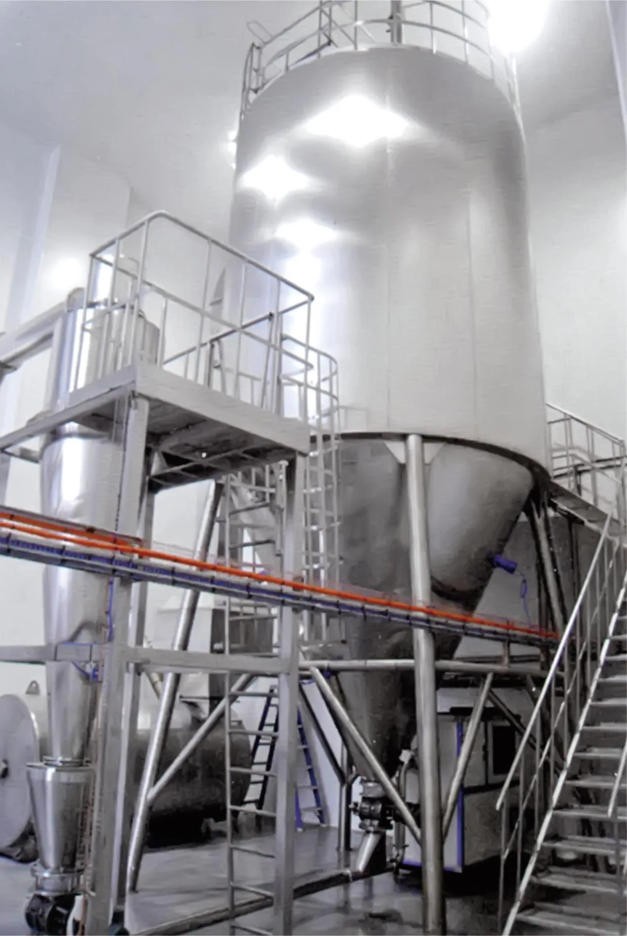 Мгновенная сушка сохраняет питательные вещества! Центробежные распылительные сушилки революционизируют процесс сушки жидких материалов, обеспечивая эффективное производство в различных отраслях промышленности.