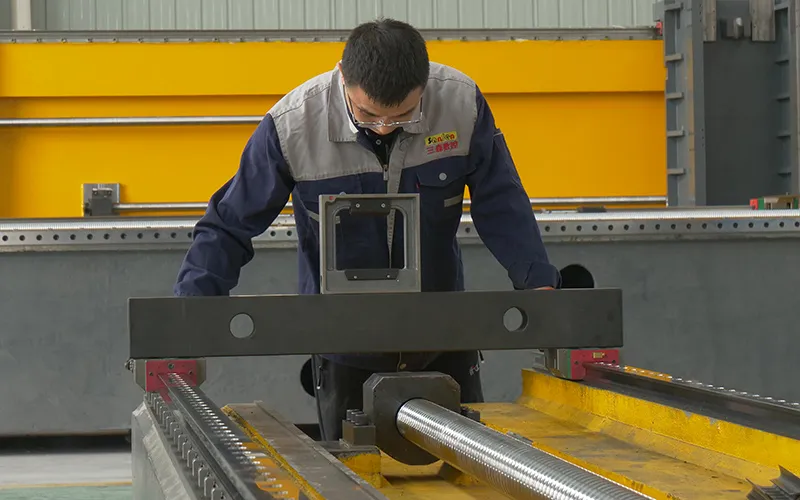 Обеспечить горизонтальность двух направляющих