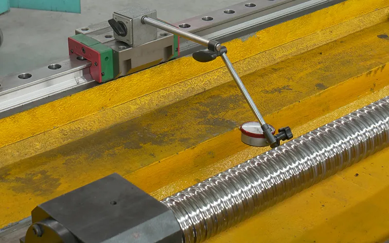 Обеспечить параллелизм направляющей и винта