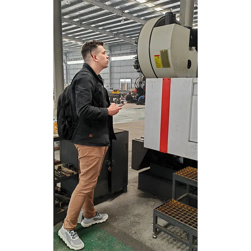 Российский клиент посещает наш завод для осмотра Портального Сверлильно-фрезерного станка с ЧПУ