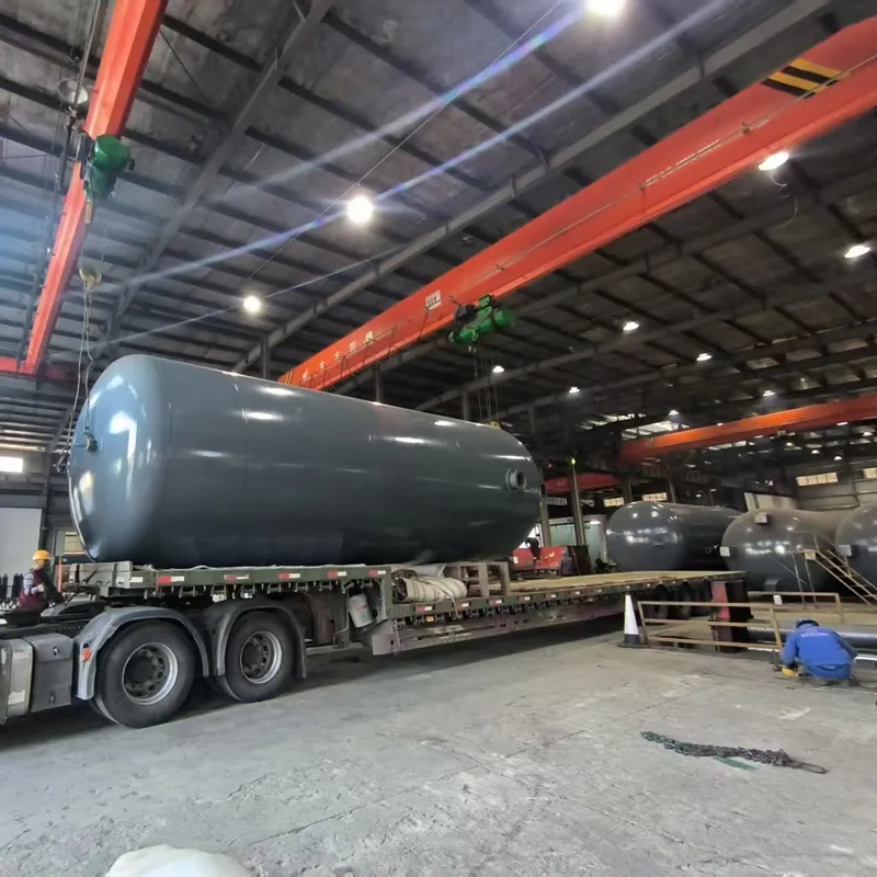 Большой вертикальный резервуар для хранения