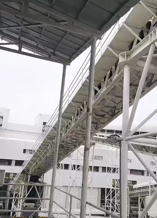 Тонкая настройка и тестирование укрепляют фундамент: проект компании China Power Construction по установке ленточных конвейеров на заводе по переработке песка и гравия вступает в критически важный этап ввода оборудования в эксплуатацию.