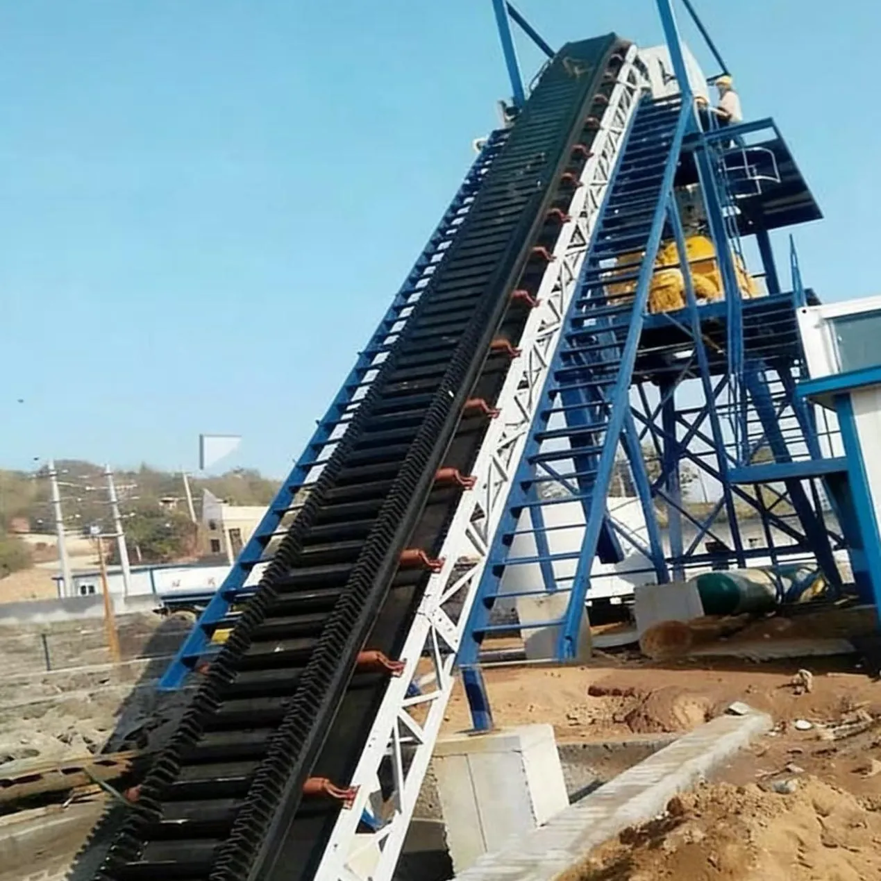 Ленточный конвейер с наклонным ленточным конвейером – транспортировка грузов под большим углом, решающая проблему ограниченного пространства в русскоязычных регионах.