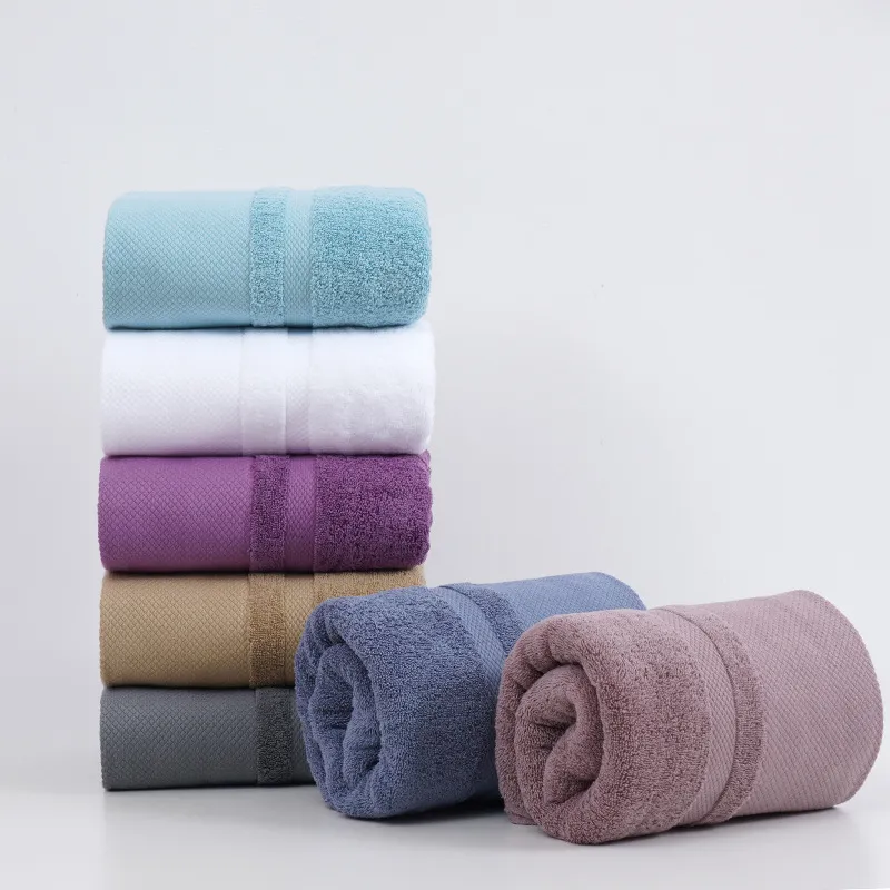 Гладкокрашеное банное полотенце с тканой лентой