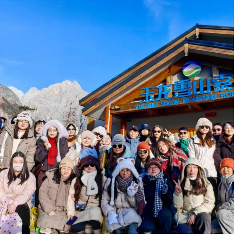 Корпоративное путешествие ООО Ханчжоу Импорт и Экспорт «ROYALL» в Юньнань 2024: Встреча с заснеженными горами и озерными пейзажами, совместное написание новой главы команды