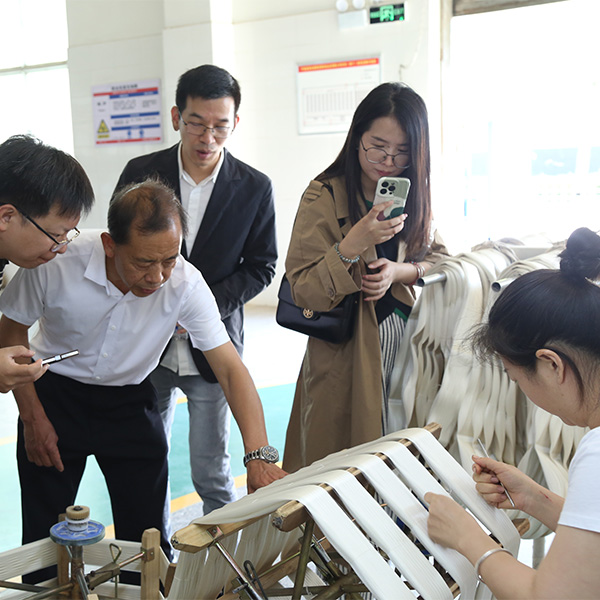 Делегация Shenzhen Glory & Co. посетила подразделение Группа Ниннань Наньсылу, Yinhong·Yixing Silk для ознакомления с производством шелка