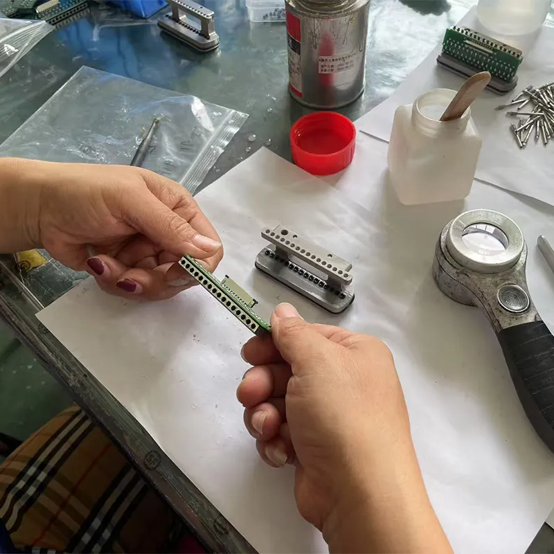 Стойкость к истиранию и коррозии! Серийный маркиратор Huoshi L7 для нанесения кода в процессе производства обеспечивает долговечное решение для маркировки стальных труб