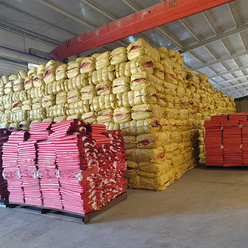 Занятые производством, выполнением заказов и быстрой отгрузкой — компания Hebei Chongsheng Woven Bags загружает и отгружает оптом тканые мешки, чтобы удовлетворить потребности клиентов.