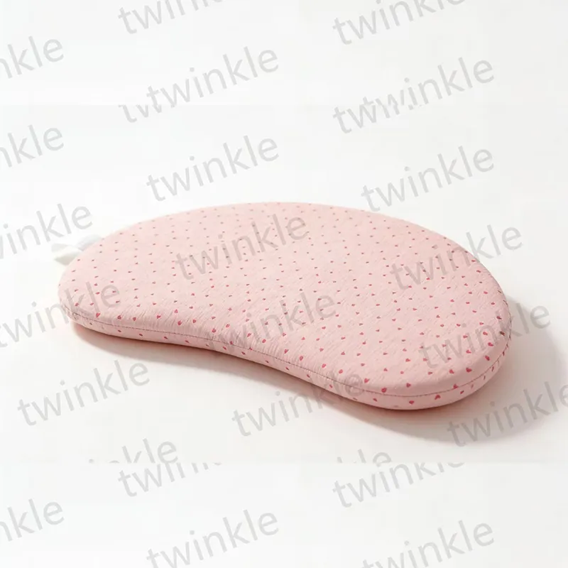 Детская подушка в форме полумесяца с пупырышками и силиконовым наполнителем