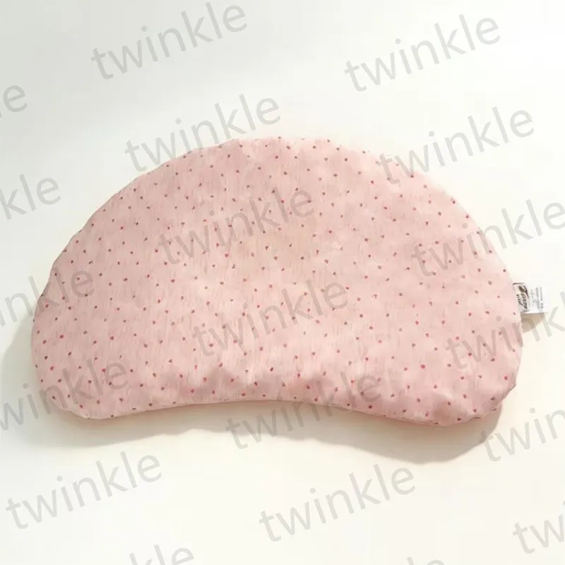 Детская подушка в форме полумесяца с пупырышками и силиконовым наполнителем