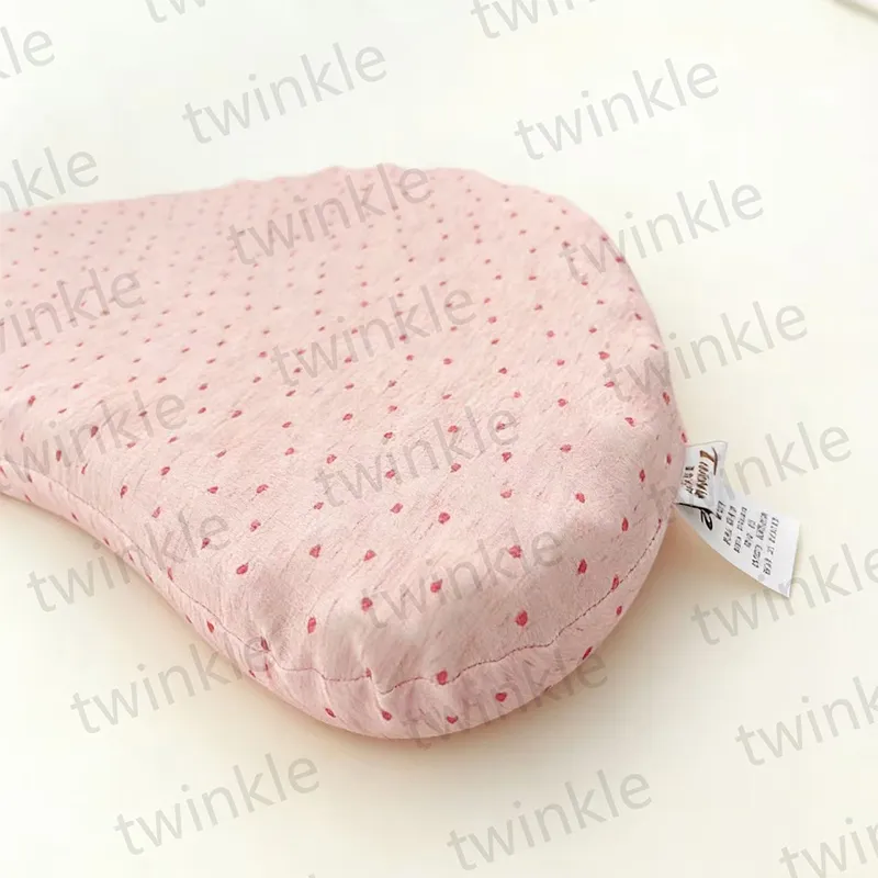 Детская подушка в форме полумесяца с пупырышками и силиконовым наполнителем