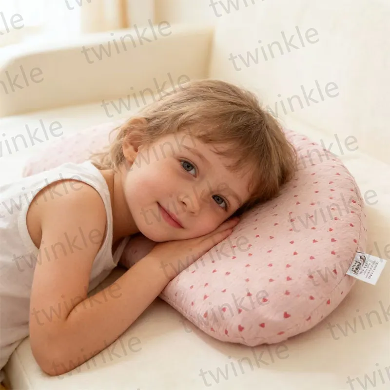 Детская подушка в форме полумесяца с пупырышками и силиконовым наполнителем