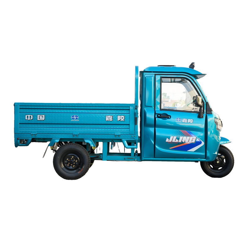 Полузакрытый трицикл Джик 1.8