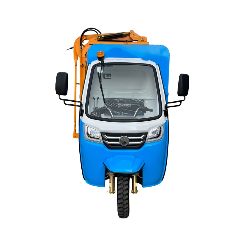 Трехколесный мусоровоз с опрокидывающимся баком