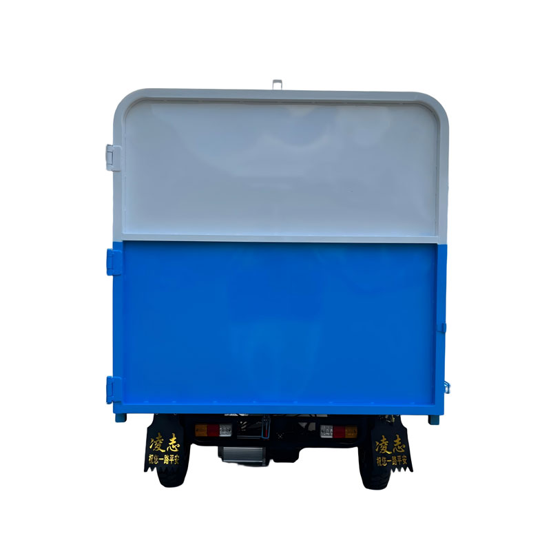 Трехколесный мусоровоз с опрокидывающимся баком