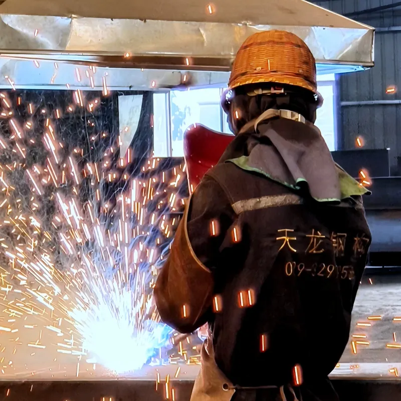 «Прохладный» рецепт для стальных воинов: руководство по спасению от жары при высотных работах в сфере металлоконструкций!