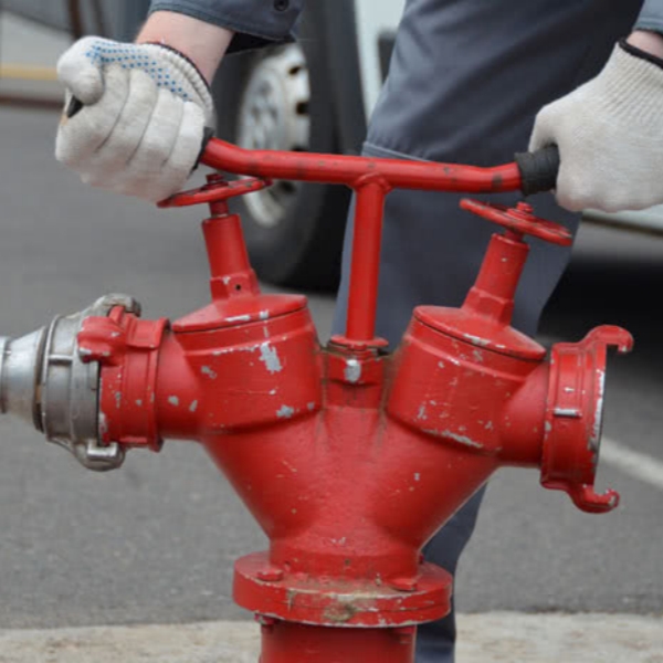 «Красный узел» городского водоснабжения: углубленный анализ технологической эволюции и практического применения пожарных стояков