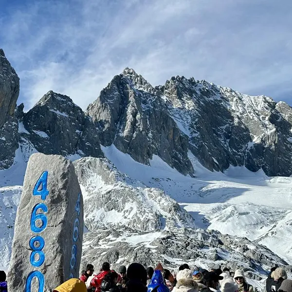 Поездка компании «ООО Ханчжоу Ройал Упаковочное Оборудование» в Юньнань 2024 года: встреча с заснеженными горами и озёрными пейзажами, создание новой главы командного духа