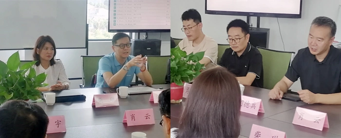 Председатель Gaoda Technology Ху (первый справа) выступил с речью перед собравшимися, а генеральный директор Siemens в регионе Сычуань/Тибет г-н Тан (второй слева) обратился к участникам собрания.