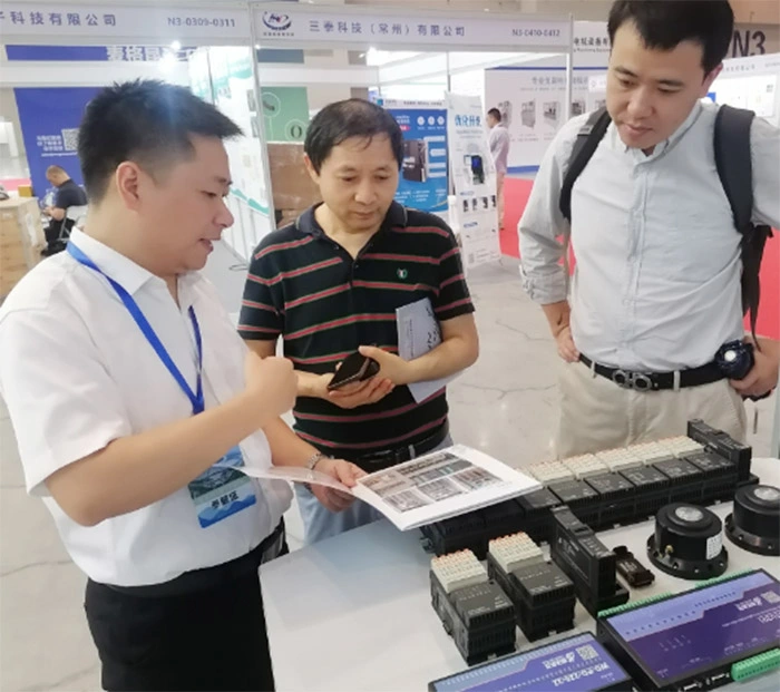 (Инженеры по продуктам и маркетингу GaoDa Technology представляют решения и ведут деловые переговоры с клиентами)