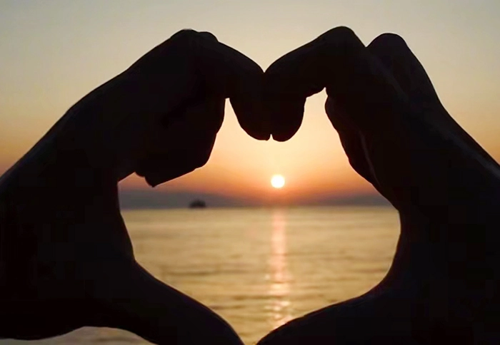 (Когда солнце взошло над нами на обратном пути, мы смотрели в сторону далекого российского города Санкт-Петербурга, прощаясь с ним жестами, выражающими привязанность Gundam Technology к этому городу!