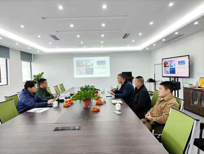 Эксперты Северо-Западного газового месторождения Сычуань слушают презентацию компании Gaoda о достижениях ее системы управления HarmonyOS RTU.