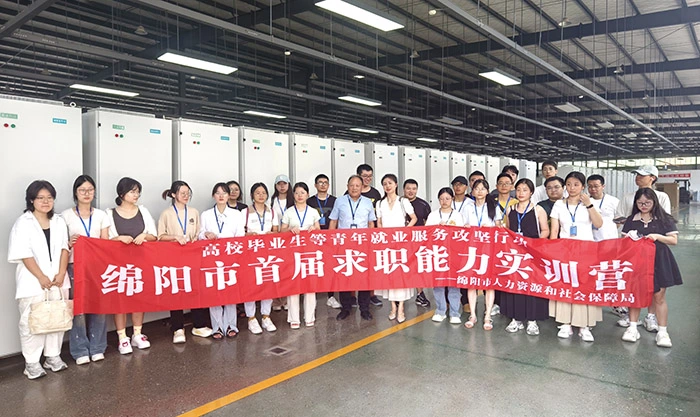 (Преподаватели и студенты, участвующие в первом тренинге по навыкам поиска работы, посещают компанию Gundam Technology Company для ознакомления с корпоративной культурой)