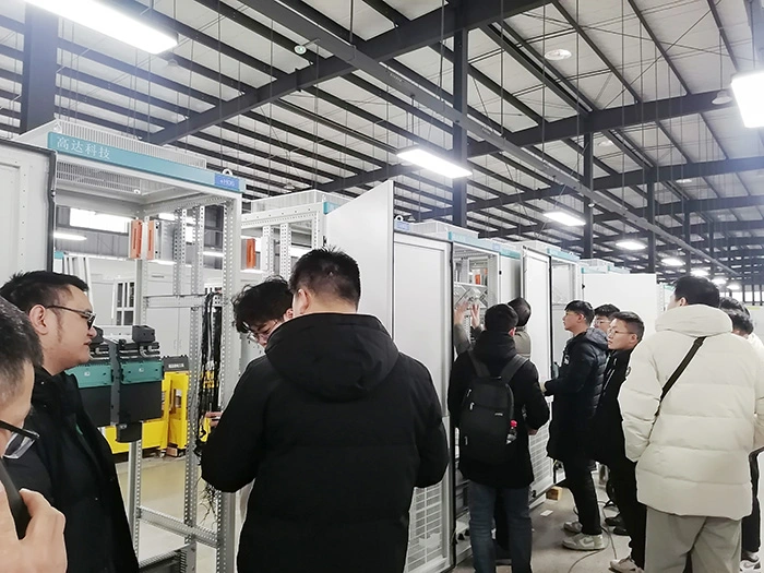 (На фотографии запечатлен момент, когда студенты Китайского университета науки и технологий в Мяньяне проходят стажировку в компании Gaoda.)