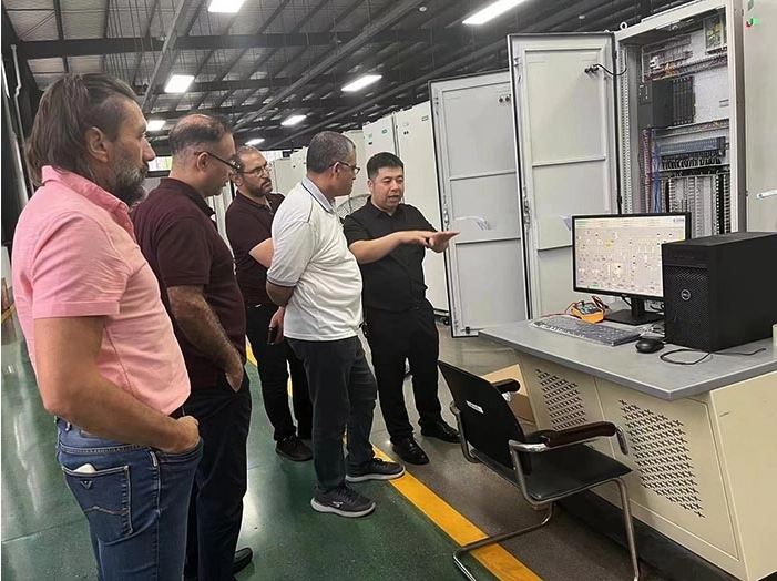 (Сцена, на которой руководитель зарубежного отдела Gaoda Technology (первый справа) представляет продукцию новым иракским клиентам, прибывшим для проведения деловых переговоров)