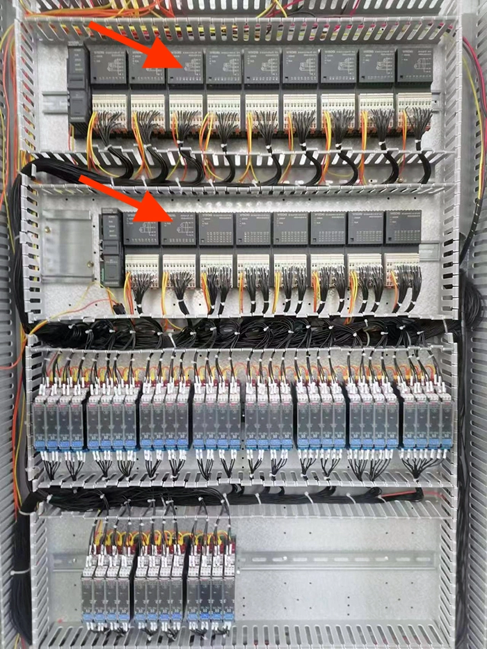 　(Модуль GaoDa IO (выделен красным цветом) установлен внутри шкафа управления)