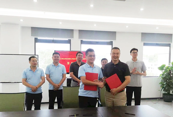 Председатель компании Gaoda Technology Ху (справа) и генеральный директор компании Suzhou Huichuan Technology Чжан обменялись документами о стратегическом сотрудничестве и крепко пожали друг другу руки, символизируя стратегическое партнерство между своими предприятиями!