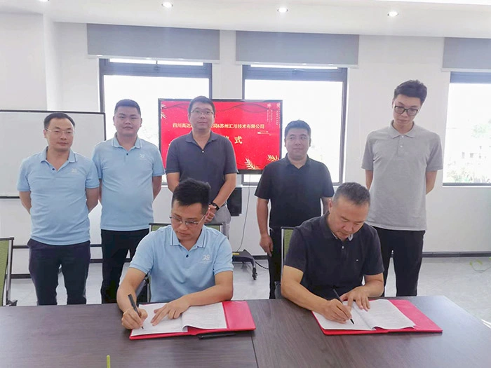 Председатель компании Gaoda Technology Ху (справа) и генеральный директор компании Suzhou Huichuan Technology Чжан (слева) подписали соглашение о стратегическом сотрудничестве от имени своих предприятий.