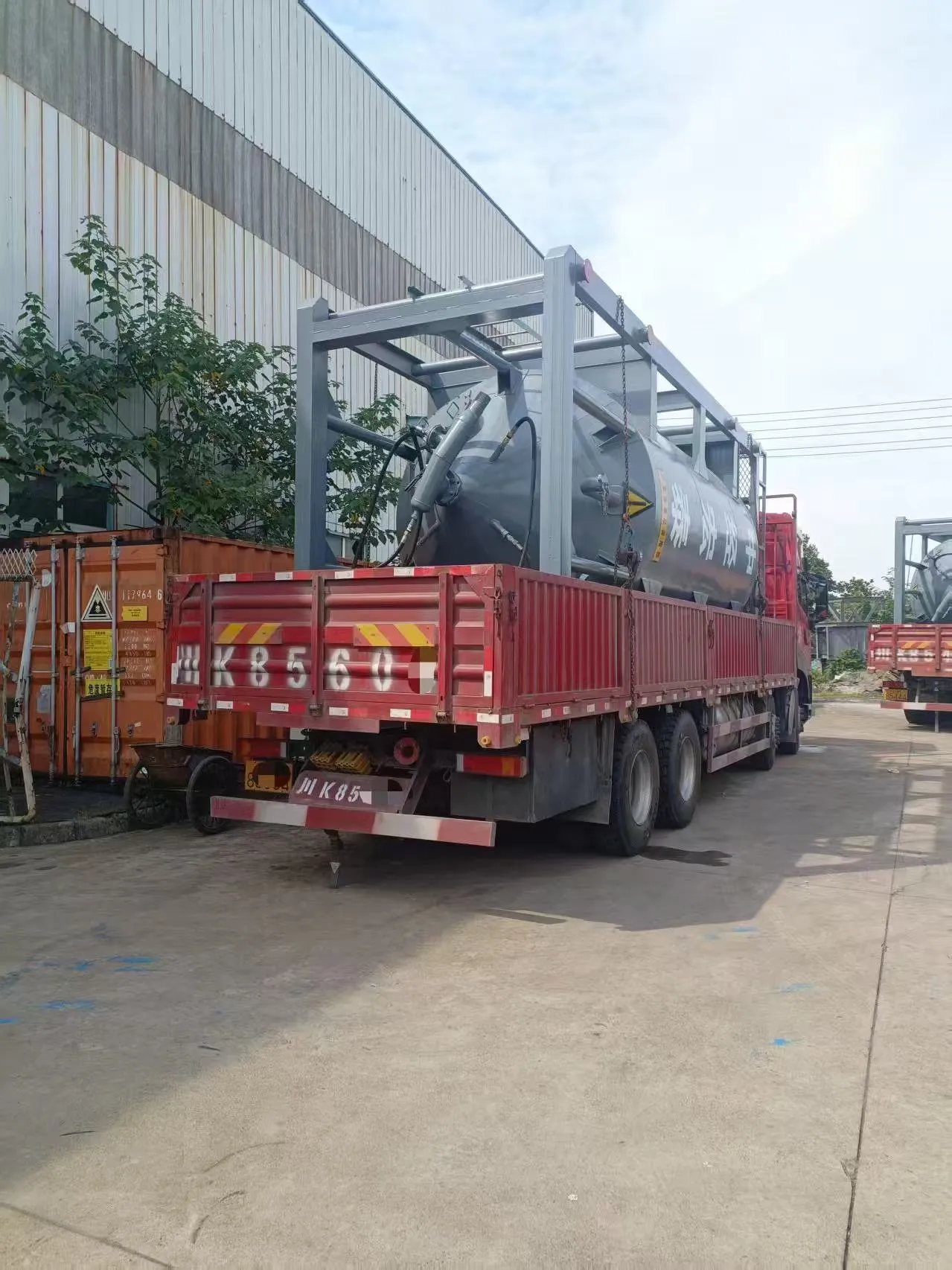 Вертикальный резервуар для хранения баритового порошка отправлен!