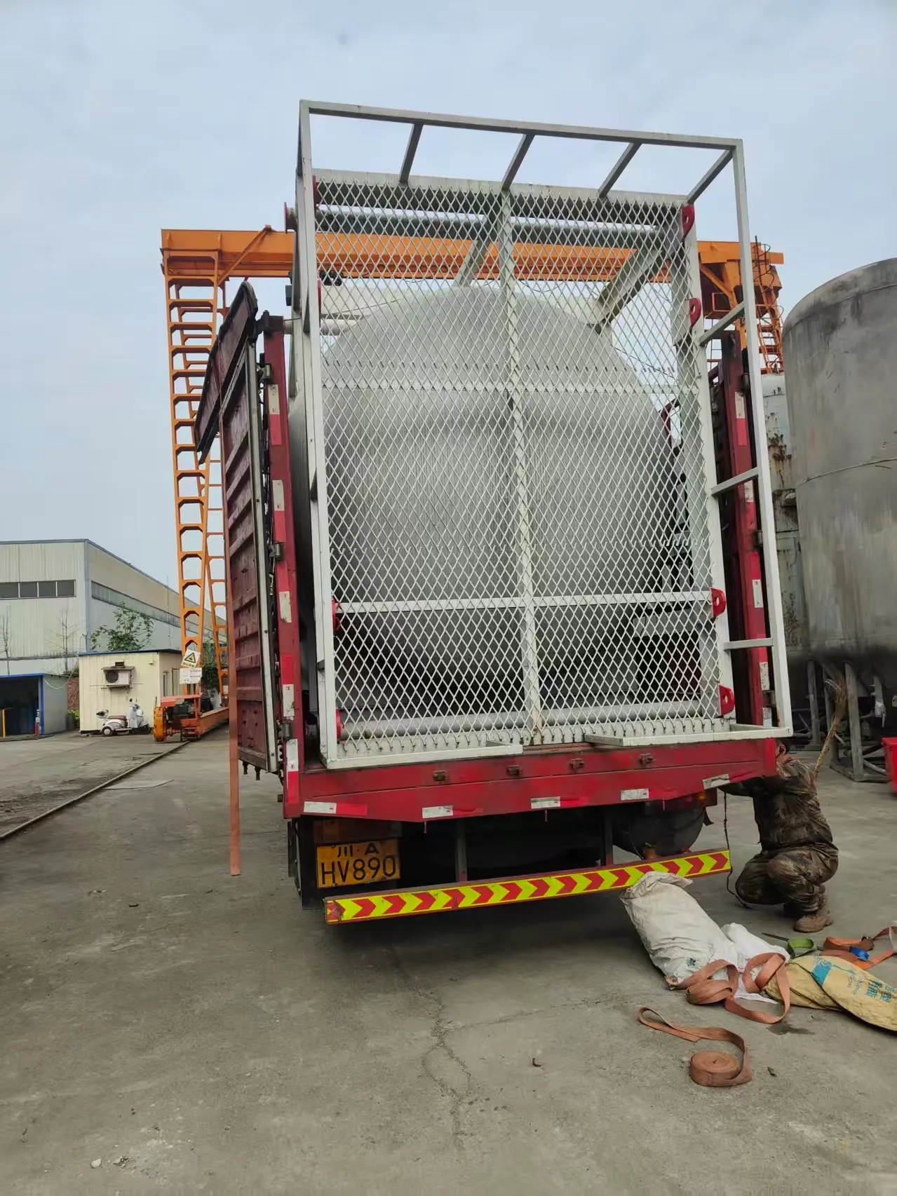 Вертикальный резервуар для хранения баритового порошка отправляется в Синьцзян для поддержки промышленного развития северо-запада