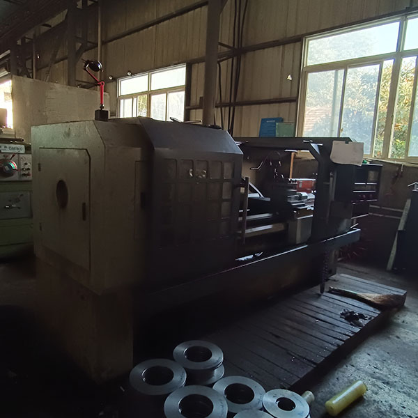 Промышленный трехфазный асинхронный электродвигатель