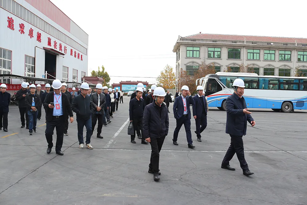 В тот же день делегация прибыла в Ruiye New Energy Equipment Co., Ltd., где её тепло встретил генеральный директор Ли Дэбинь, сопровождавший её на протяжении всего визита.