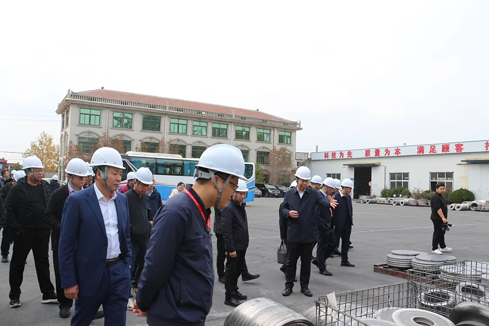 Генеральный директор Ли Дэбинь подробно рассказал о продукции компании и терпеливо ответил на вопросы посетителей.