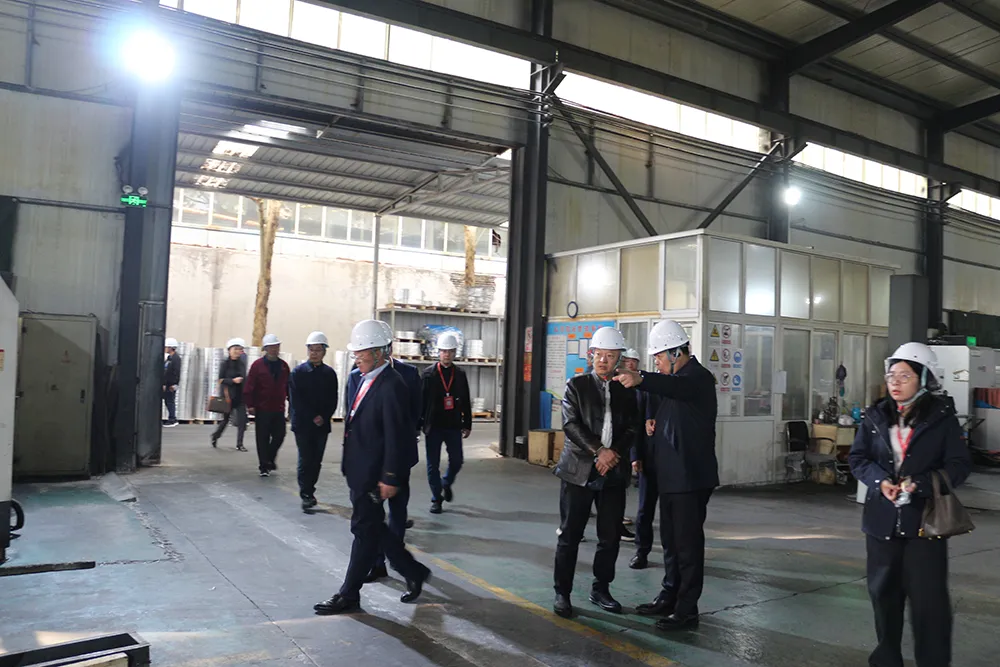 Генеральный директор Ли Дэбинь ознакомил руководство ассоциации с процессом производства ключевого продукта компании – поковок из алюминиево-магниевого сплава.